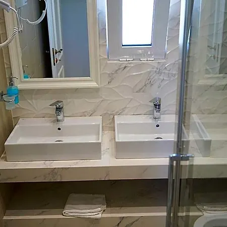 Limani Luxury Beachfront 1 מלון סרנדה
